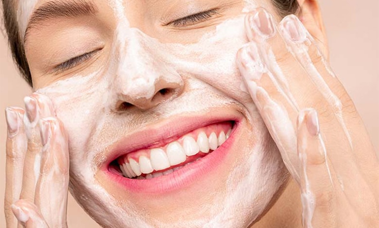 ژل شستشوی صورت چیست و چرا باید در روتین پوستی‌تان باشد؟ + راهنمای انتخاب بر اساس نوع پوست